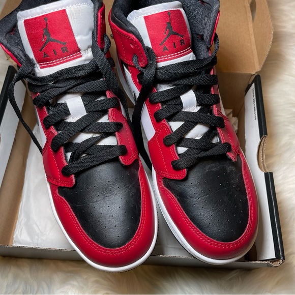 Jordan 1 Mid Chicago Black Toe - Picture 5 of 8